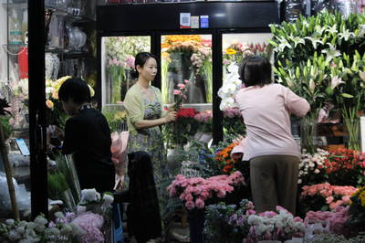 蘭溪門花卉市場“520”鮮花銷售迎高峰，新花樣禮品花卉受追捧